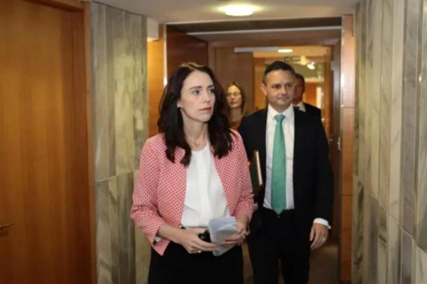 新西兰发生悄然巨变：曾经“领跑全球”，现在大幅度撤退！“末日剧本”演不下去了-华闻时空