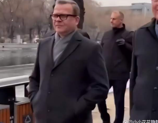 芬兰总理在北京街头散步，发视频记录中国行：在北京街头散步，和小朋友镜头互动！-华闻时空