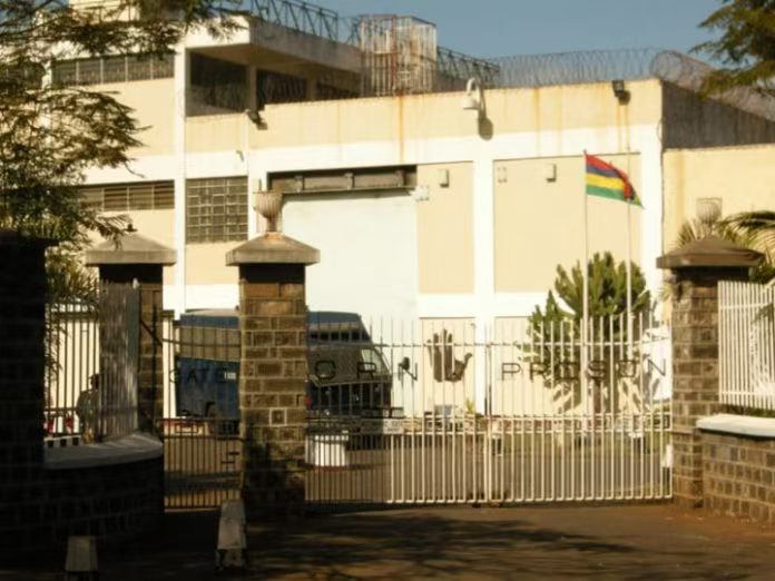 一名囚犯被发现肛门内藏有各种异物-华闻时空