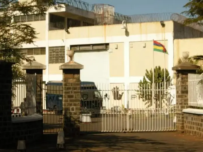 图片[1]-一名囚犯被发现肛门内藏有各种异物-华闻时空