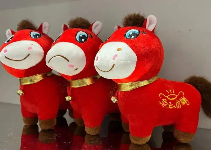 被缝反的“哭哭马”，为啥成了爆款？-华闻时空