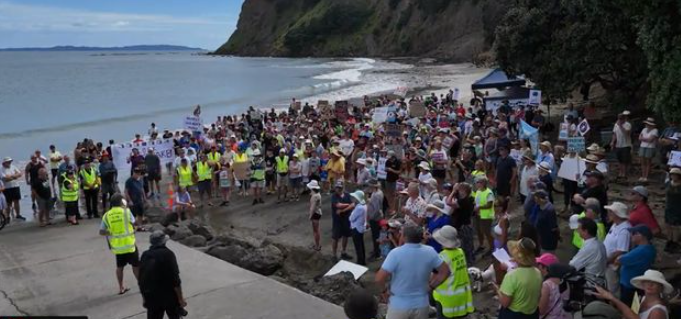 “华人被针对了！”新西兰爆发抗议，抵制“掠夺式赶海”！小红书“赶海贴”成证据-华闻时空