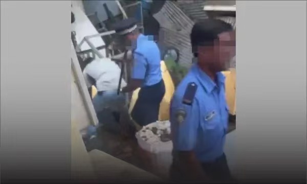 一段网上流传视频显示一名嫌疑人遭到警棍袭击-华闻时空