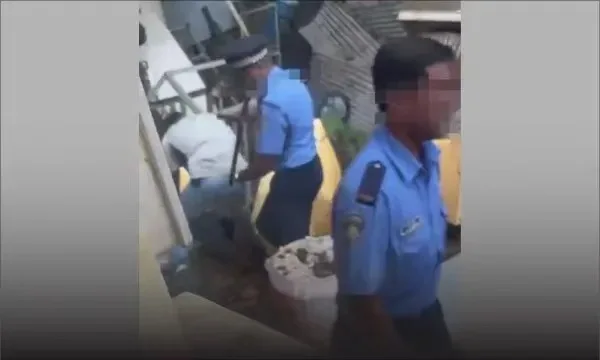 图片[1]-一段网上流传视频显示一名嫌疑人遭到警棍袭击-华闻时空