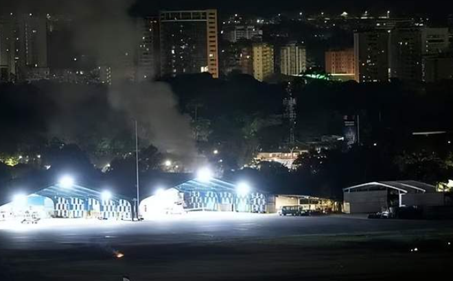 美国凌晨突袭委内瑞拉，总统马杜罗被抓，川普宣布：美国将“暂时”接管委内瑞拉！-华闻时空