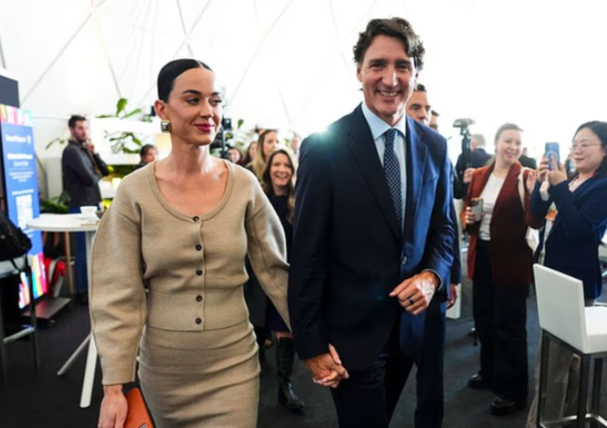 特鲁多牵手水果姐达亮相沃斯! 再怼特朗普: 加拿大绝不会成第51州-华闻时空