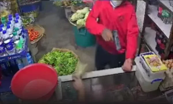 图片[1]-一名男子用左轮手枪威胁店主-华闻时空