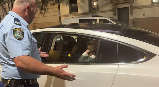 现场直击! 头戴$1500渔夫帽, 兰兰澳洲警局外起冲突, 身份遭质疑, 警察要求摘口罩! 律师回应-华闻时空