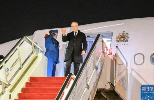 加拿大总理卡尼抵达北京, 现场视频曝光-华闻时空