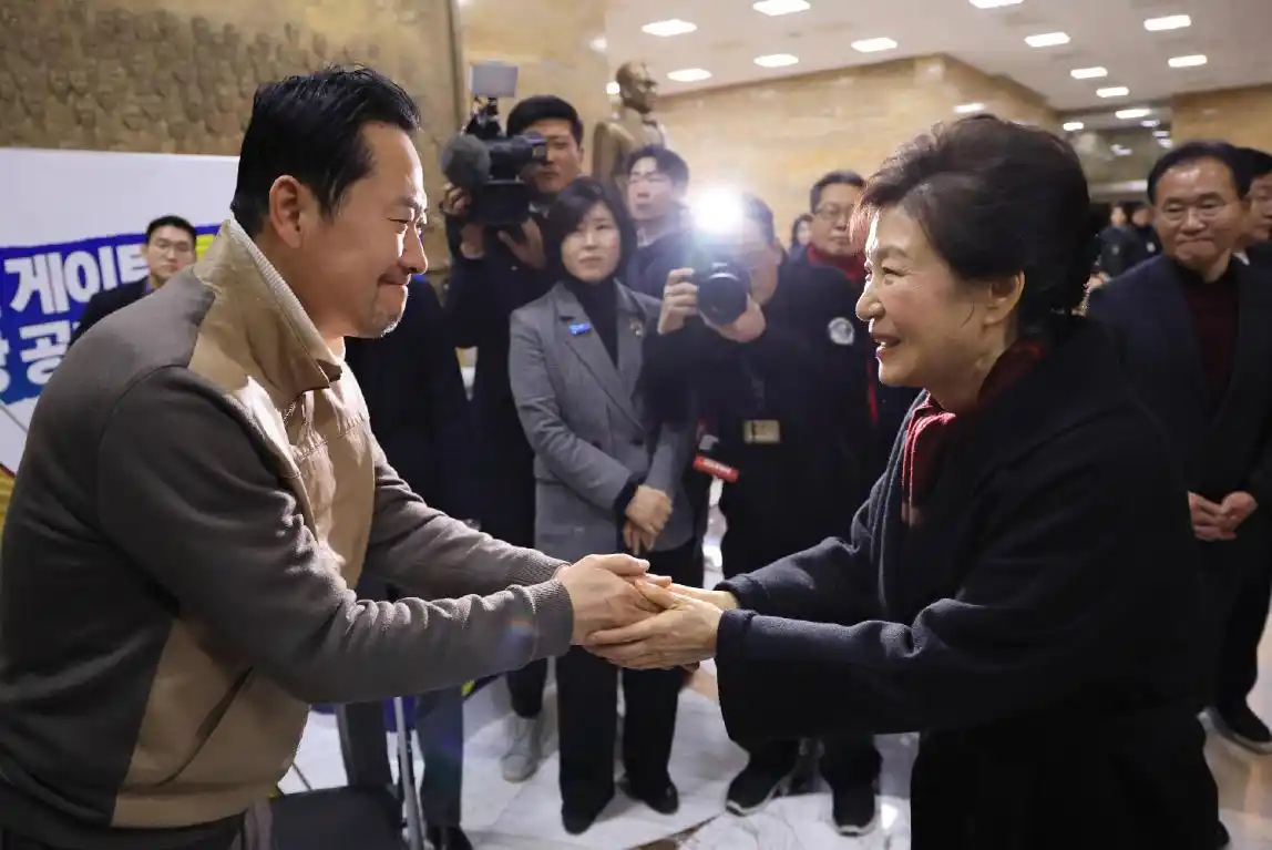 图片[2]-朴槿惠探望后，韩国最大在野党党首结束8天绝食-华闻时空