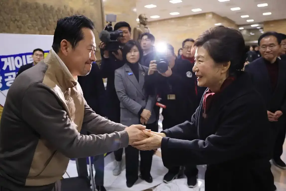 图片[2]-朴槿惠探望后，韩国最大在野党党首结束8天绝食-华闻时空