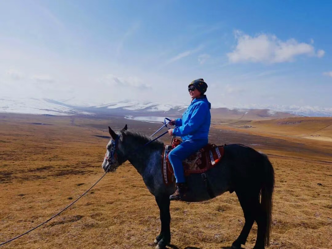華純｜心中有爱，脚下就有路-华闻时空
