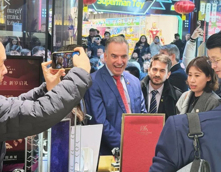 走九曲桥，看上海表！乌拉圭总统也来豫园啦，看看他“种草”了啥？-华闻时空