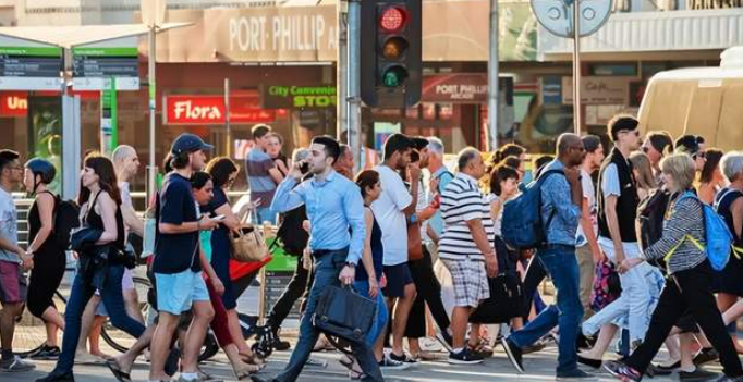 移民来澳洲就应该干脏活!!! 澳洲州长“擦屁股”炸裂言论刷屏!-华闻时空