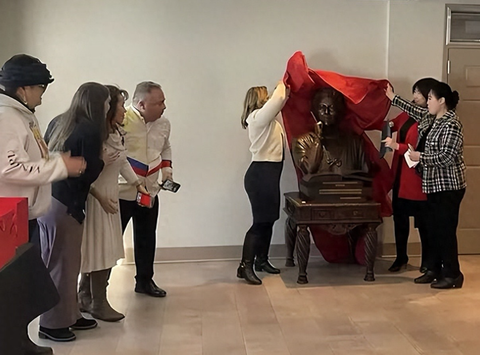 跨越东西的艺术致敬：赛珍珠青铜雕像在故居博物馆揭幕并永久收藏-华闻时空