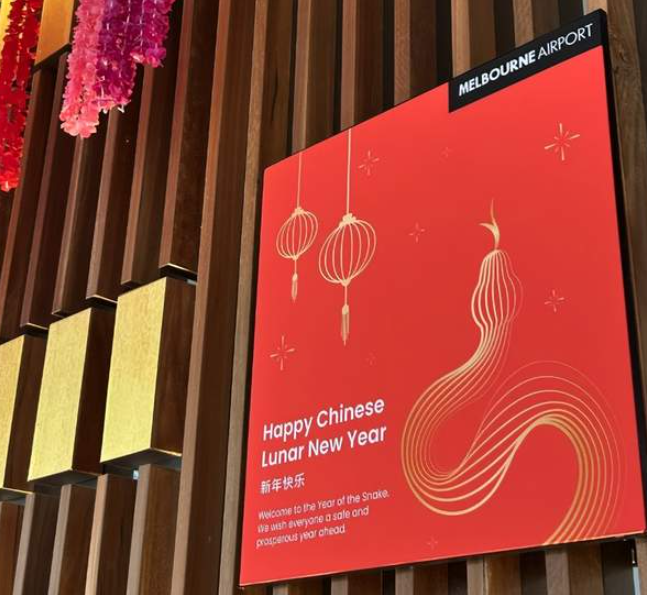 澳洲华人集体怒了!! 春节被改叫“Lunar New Year”? 各地春节标语被曝光! 看完真坐不住了…-华闻时空