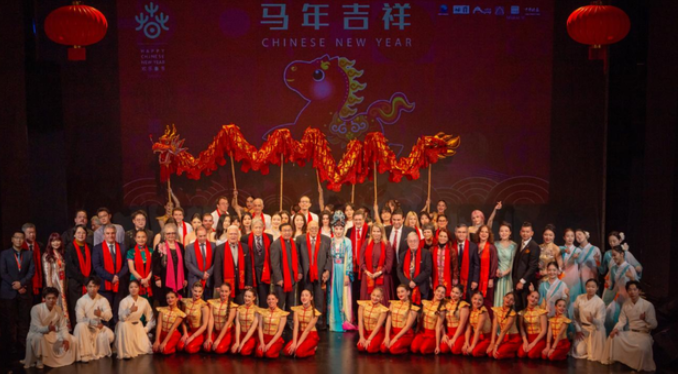 瑞马呈祥贺新春｜希腊“欢乐春节”十年庆典，中国年海外盛况-华闻时空