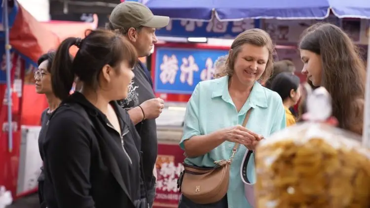 图片[1]-爱上“中国范儿” 外国人来华过年购物成为新风尚-华闻时空