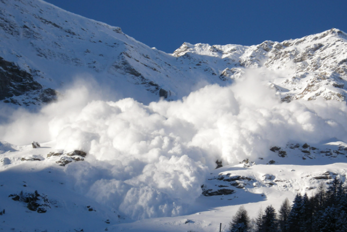 美国加州北部发生雪崩 致10人失踪-华闻时空