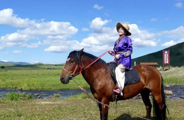 大家.萨仁图娅：我与吕进先生跨越时光的遇见-华闻时空