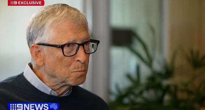 炸裂!! 比尔盖茨直言自己很后悔! 接受澳媒专访首次公开回应性病, 爱泼斯坦丑闻! 澳总理, 富豪卷入其中-华闻时空