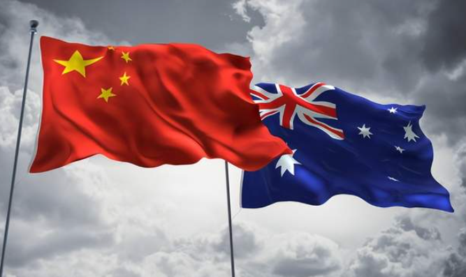 亲密关系要崩?! 澳洲对华加征113%关税, 或永久执行! 中国或反制澳洲铁矿石?! 澳洲政局再变…-华闻时空