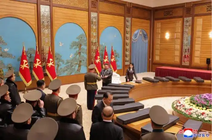 朝中社:金正恩会见主要领导干部 并赠送新一代狙击步枪-华闻时空