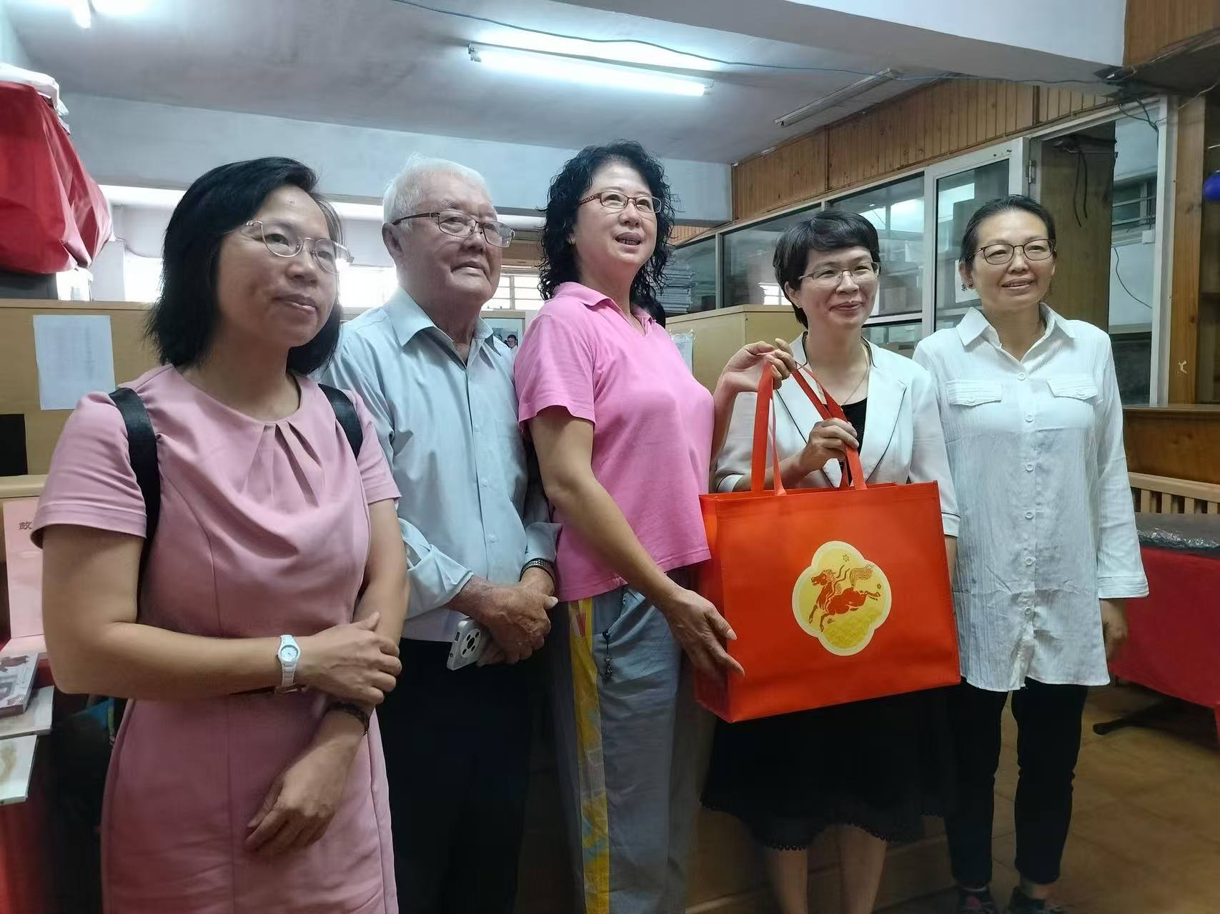 黄世芳大使新春走访《华声报》:勉励海外华文媒体坚定前行-华闻时空