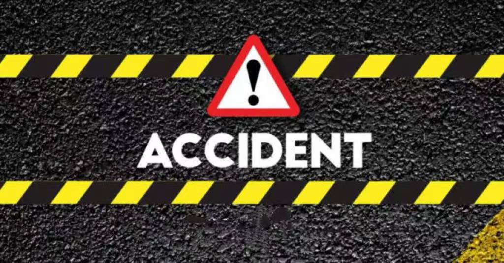 上周五一辆满载燃料的油罐车翻车-华闻时空