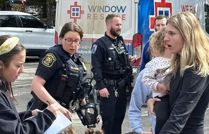 卡车冲击犹太教堂, 车内发现大量炸药! 教堂里有幼儿园! 墨尔本枪响, 上百警察包围购物中心, 2人持枪行凶-华闻时空