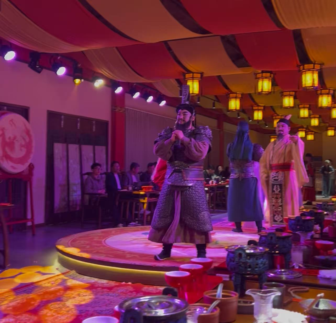 看三国表演,品三国宴:荆州古城沉浸式三国文化美食新名片-华闻时空