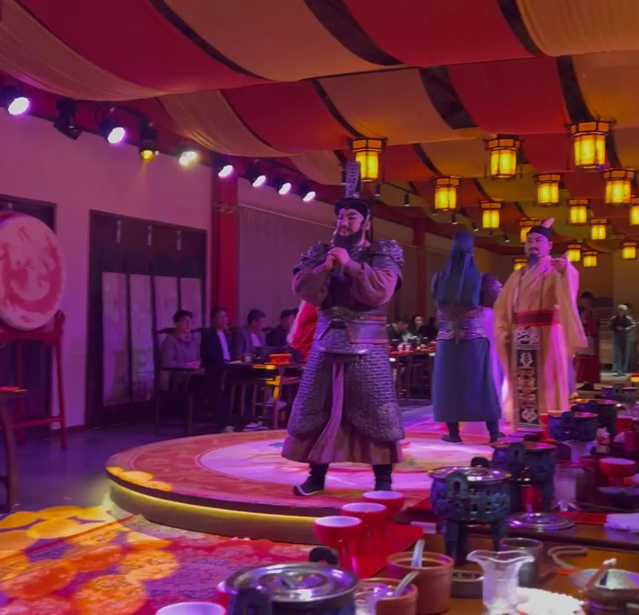 图片[1]-看三国表演，品三国宴：荆州古城沉浸式三国文化美食新名片-华闻时空