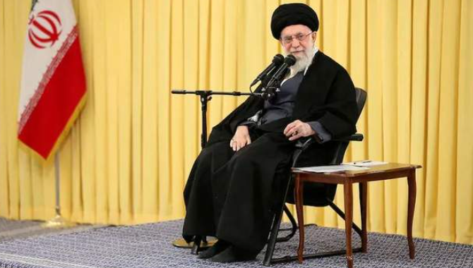 世界已乱套！美以“斩首”伊朗领导人后，枪手身穿伊朗国旗在美疯狂扫射！多人死伤！美国使馆也遇袭！-华闻时空