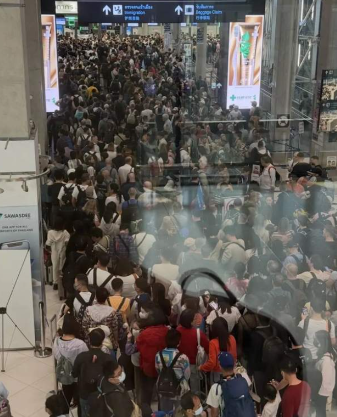 泰国机场全面严查外国人:59架次航班取消,大批旅客滞留!移民局连发10项紧急新规!-华闻时空