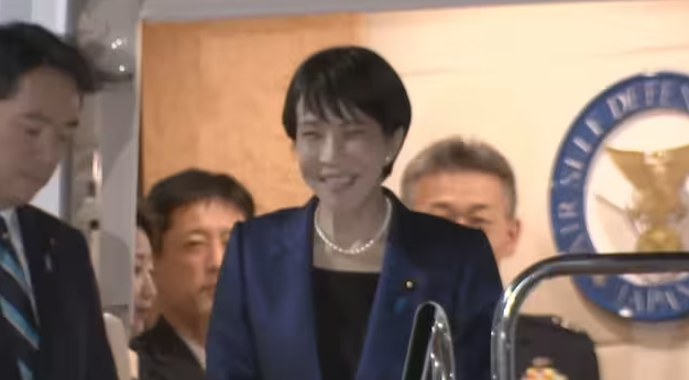 日本首相高市早苗乘专机前往美国访问-华闻时空