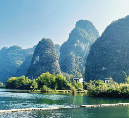 水波里的老胶片，榫卯间的旧光阴——读李龙江《走过西江老街》-华闻时空
