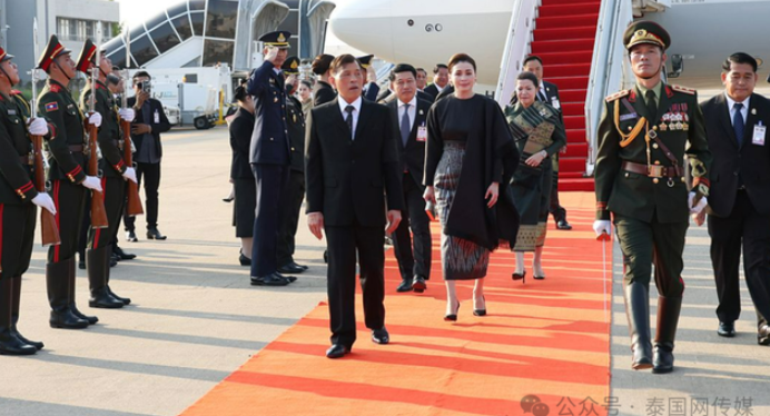 泰国国王亲自开飞机出访！这一幕刷屏了！-华闻时空