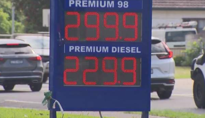 见证史无前例的一刻！澳洲多地开始缺油，返澳机票超1万刀-华闻时空