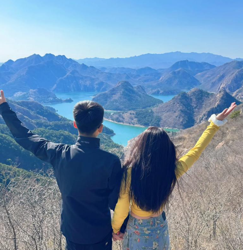 在碰撞的缝隙中:重读冰凌《同屋男女》与全球化时代的私密谈判-华闻时空