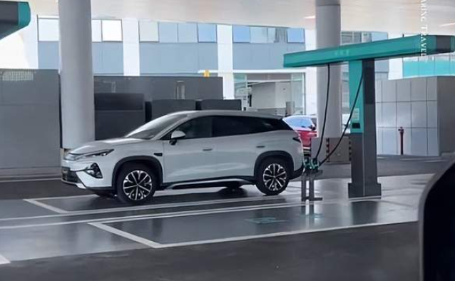 澳洲500家油站断供，中国电车9分钟满电引热议，差距为何这么大？-华闻时空