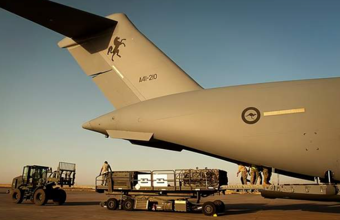 突发! 澳洲基地被伊朗炸了! 美国施压点名要求参战, 澳总理紧急表态回应-华闻时空