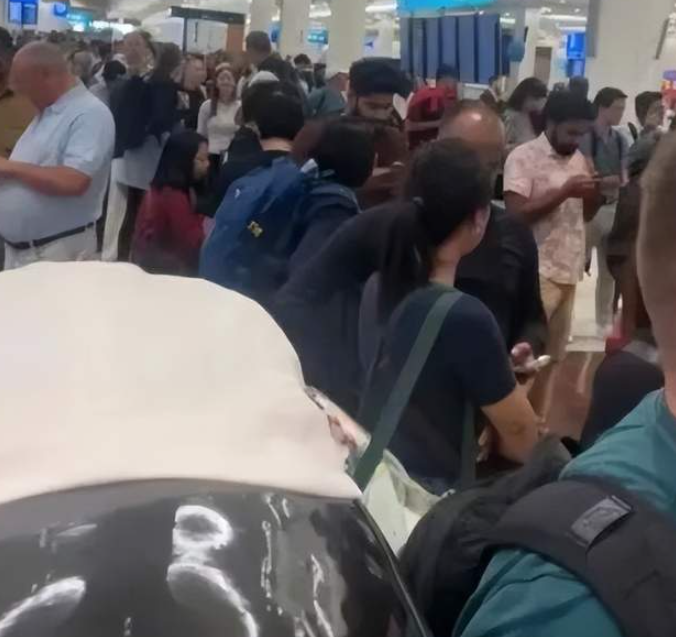 逃离伊朗飞中国机票550万天价!! 哈梅内伊遇害细节曝光, 真有内鬼? 伊朗反击迅猛, 美国航母海军基地都被炸-华闻时空