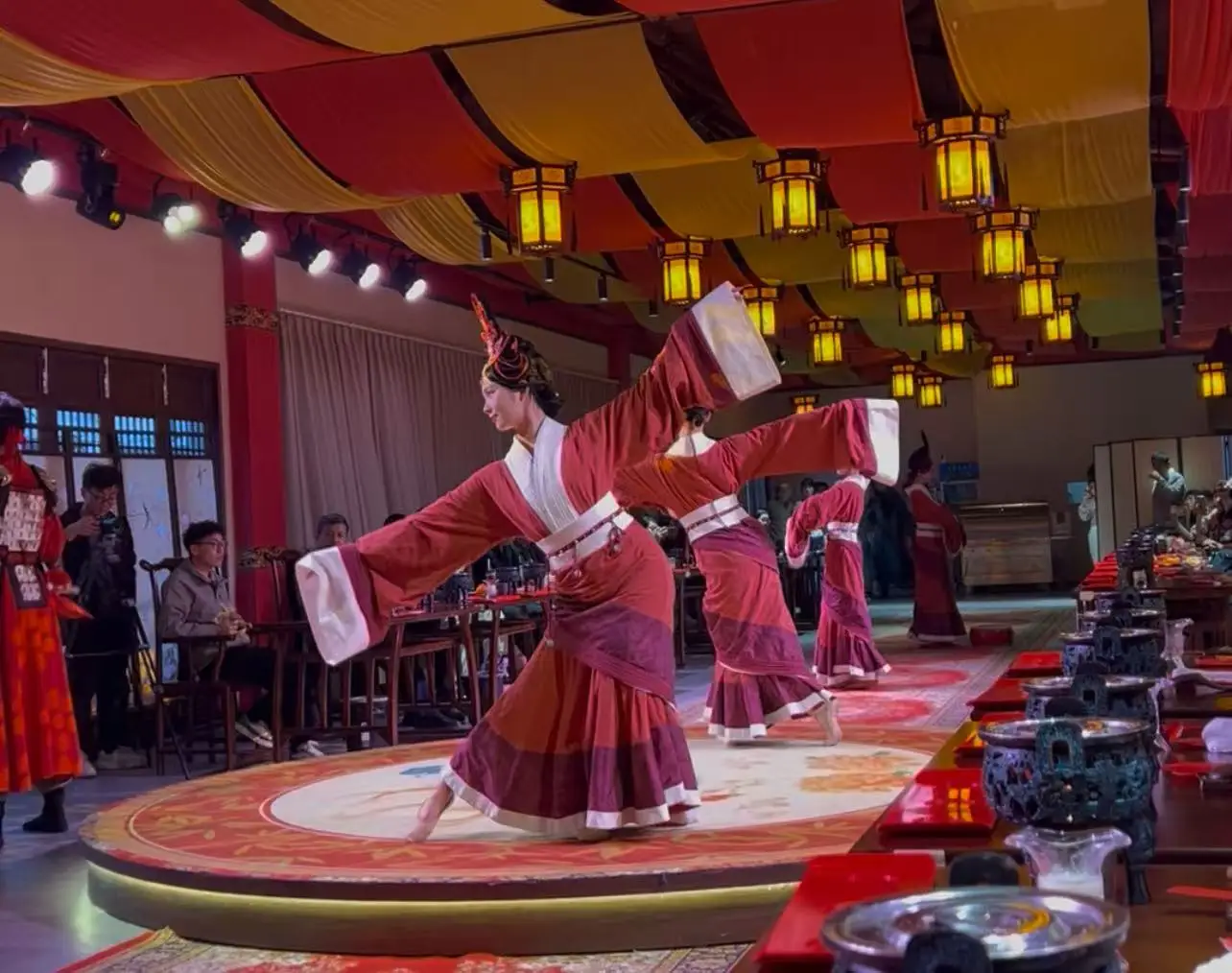 图片[2]-看三国表演，品三国宴：荆州古城沉浸式三国文化美食新名片-华闻时空