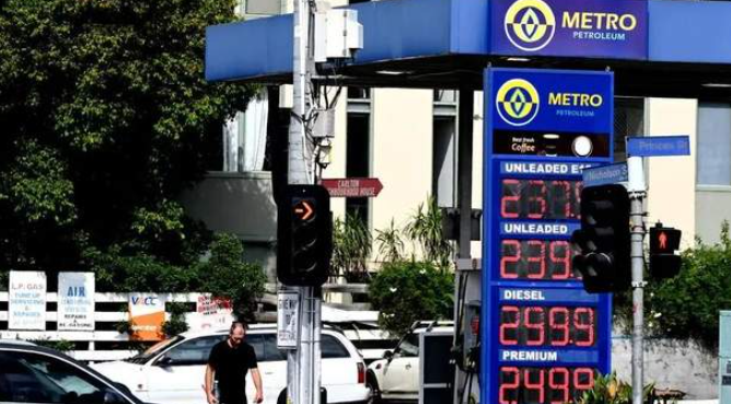 突发：怂了！全球震惊！墨尔本几十家油站没油了-华闻时空