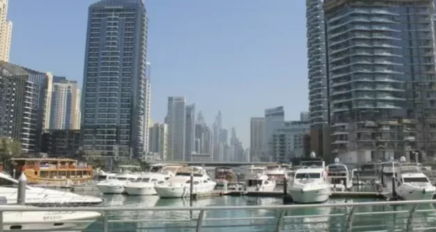 图片[1]-异常淡定！迪拜爆炸声过后，俄游客拒绝离开海滩-华闻时空