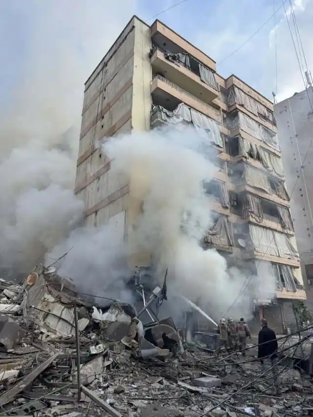 图片[2]-伊朗确定最高领袖候选人，美军袭击伊朗军舰，最新动态→-华闻时空