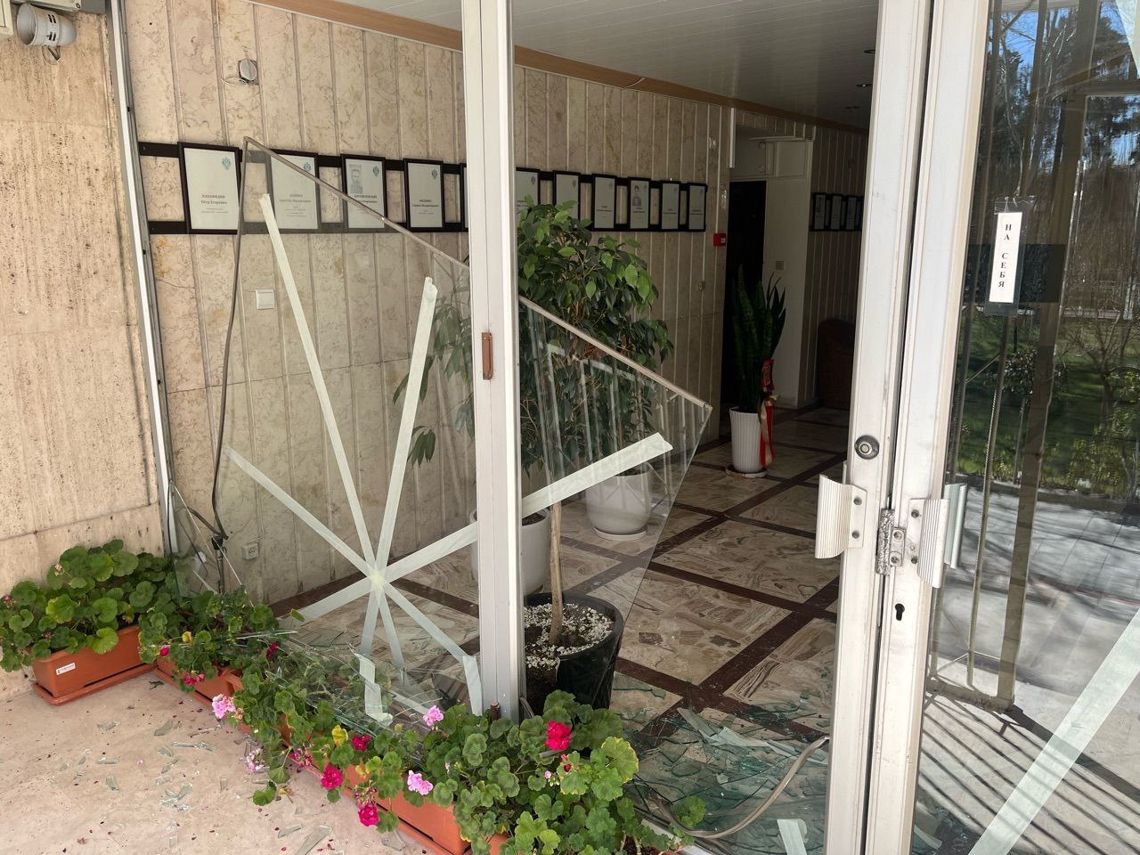 图片[2]-俄罗斯驻伊朗总领馆在袭击中受损，俄方要求保障外交人员安全-华闻时空