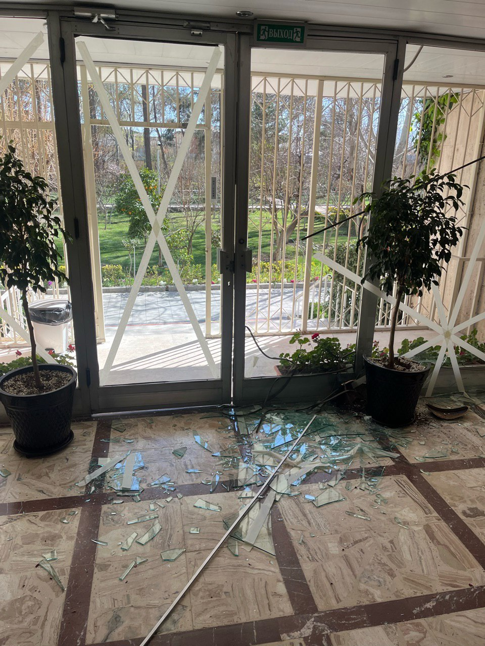 俄罗斯驻伊朗总领馆在袭击中受损，俄方要求保障外交人员安全-华闻时空