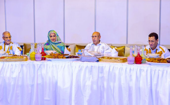 毛里塔尼亚:总统加兹瓦尼亲临斋月守夜活动-华闻时空