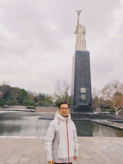 从“马背”到“哭墙”:萨仁图娅《南京祭》的游牧地理学-华闻时空